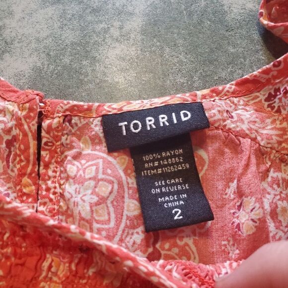 Torrid red challis abstract design blouse sz 2 - Picture 4 of 4